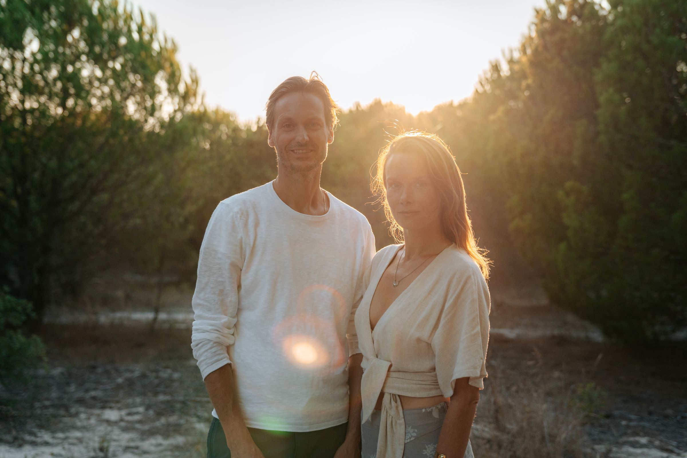 Os fundadores Karen Aiyana Birch e Vincent Daranyi lado a lado, em contraluz quente de fim de tarde
