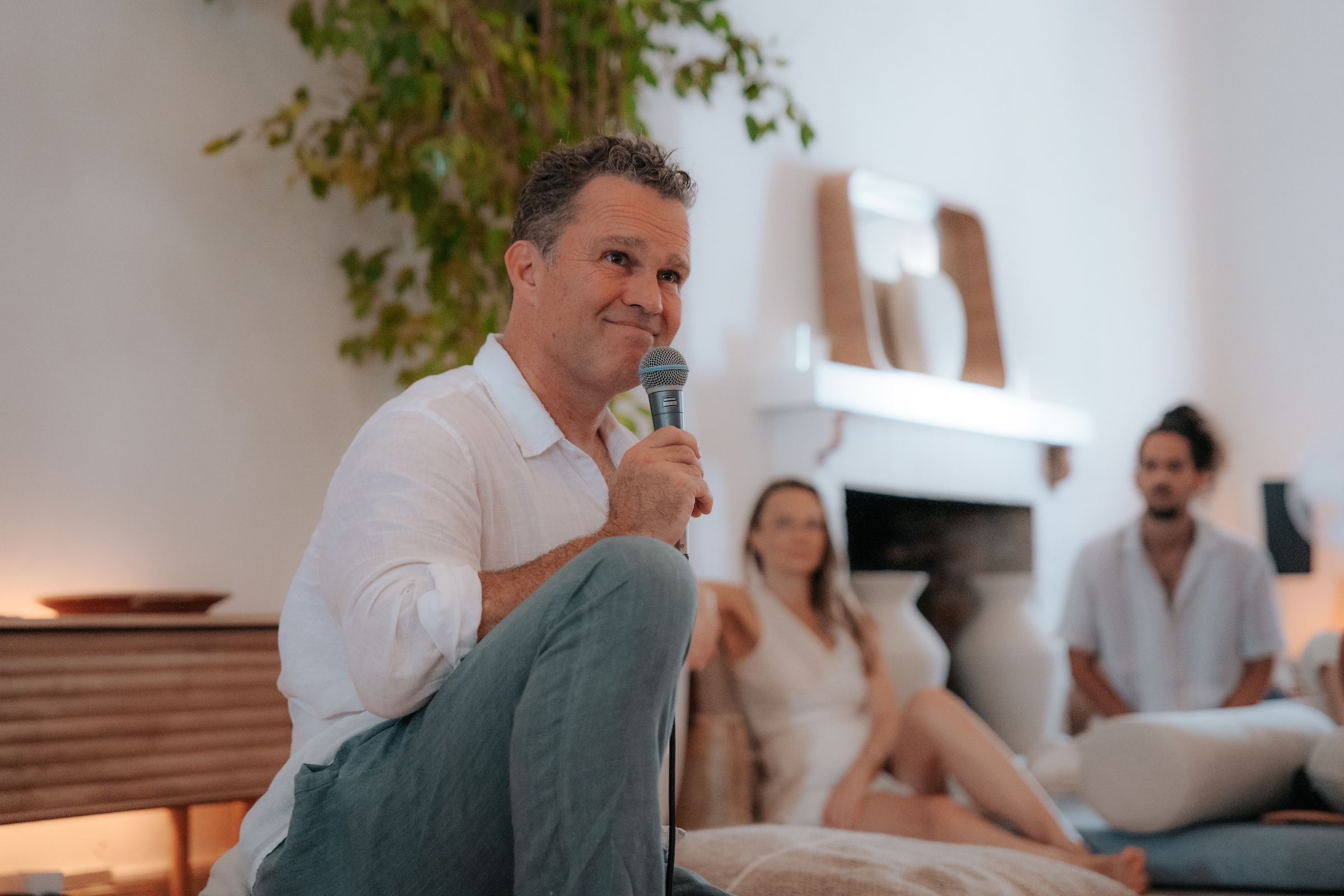 O Dr. Zach Bush a falar ao microfone durante um encontro no espaço de eventos